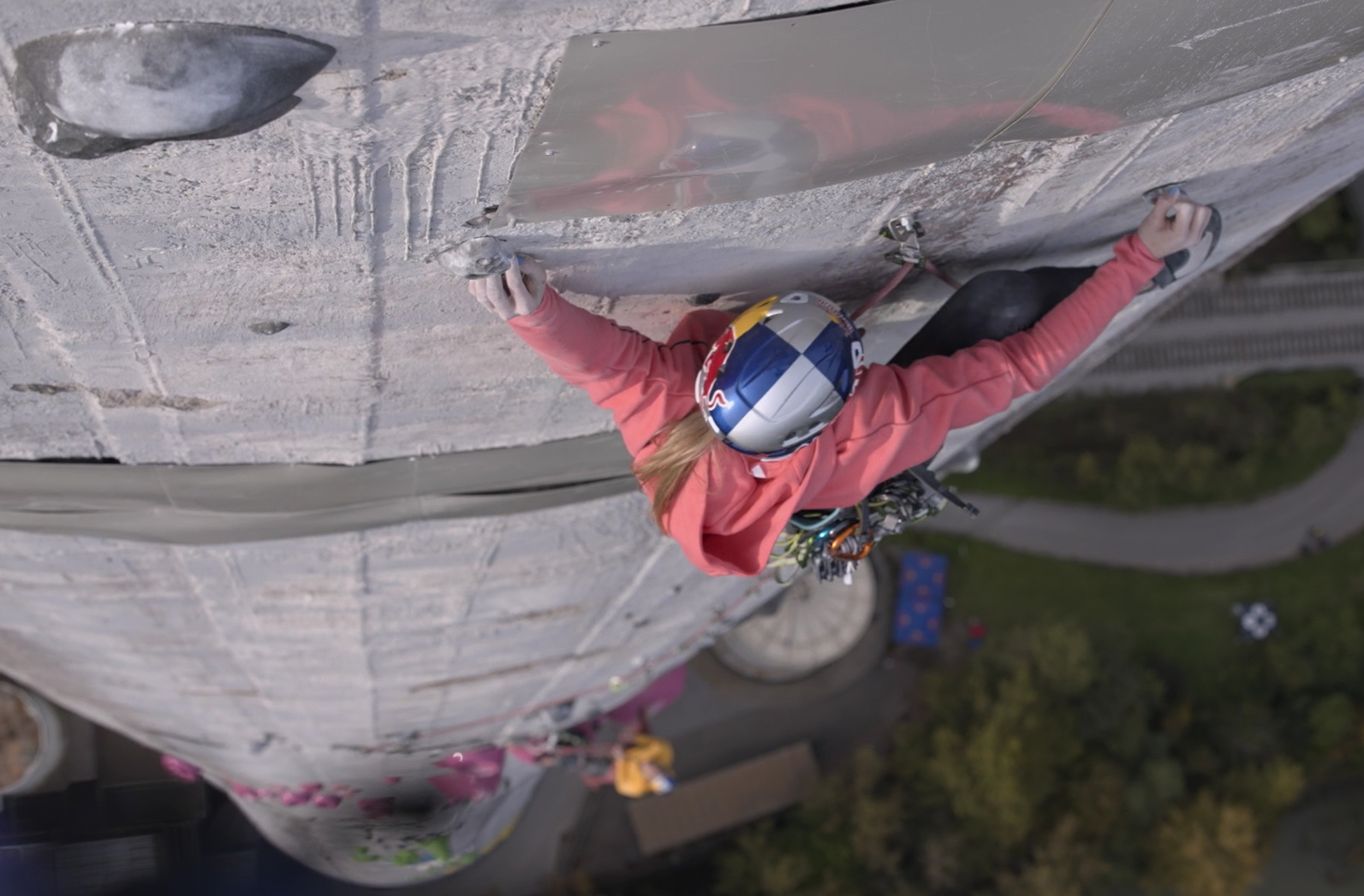 360 Ascent, le film d'escalade qui retrace l'ascension de la plus haute cheminée d'Europe, avec les grimpeurs slovènes Janja Garnbret et Domen Škofic